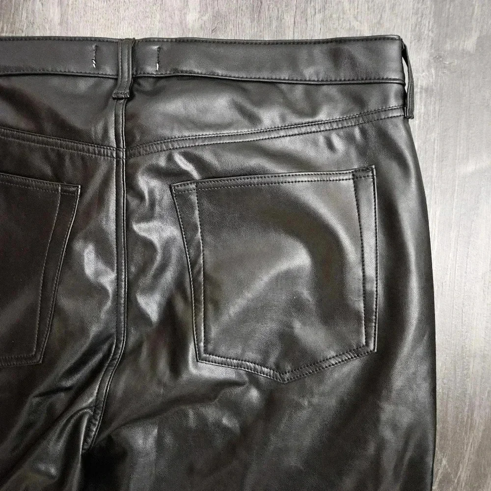 Abercrombie Mixed Fabric Ultra High Rise Ankle Straight‎ Jean Black Leather 22L